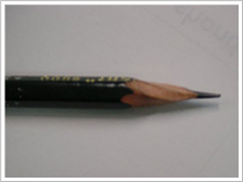 ナイフでドリル状に削られた鉛筆